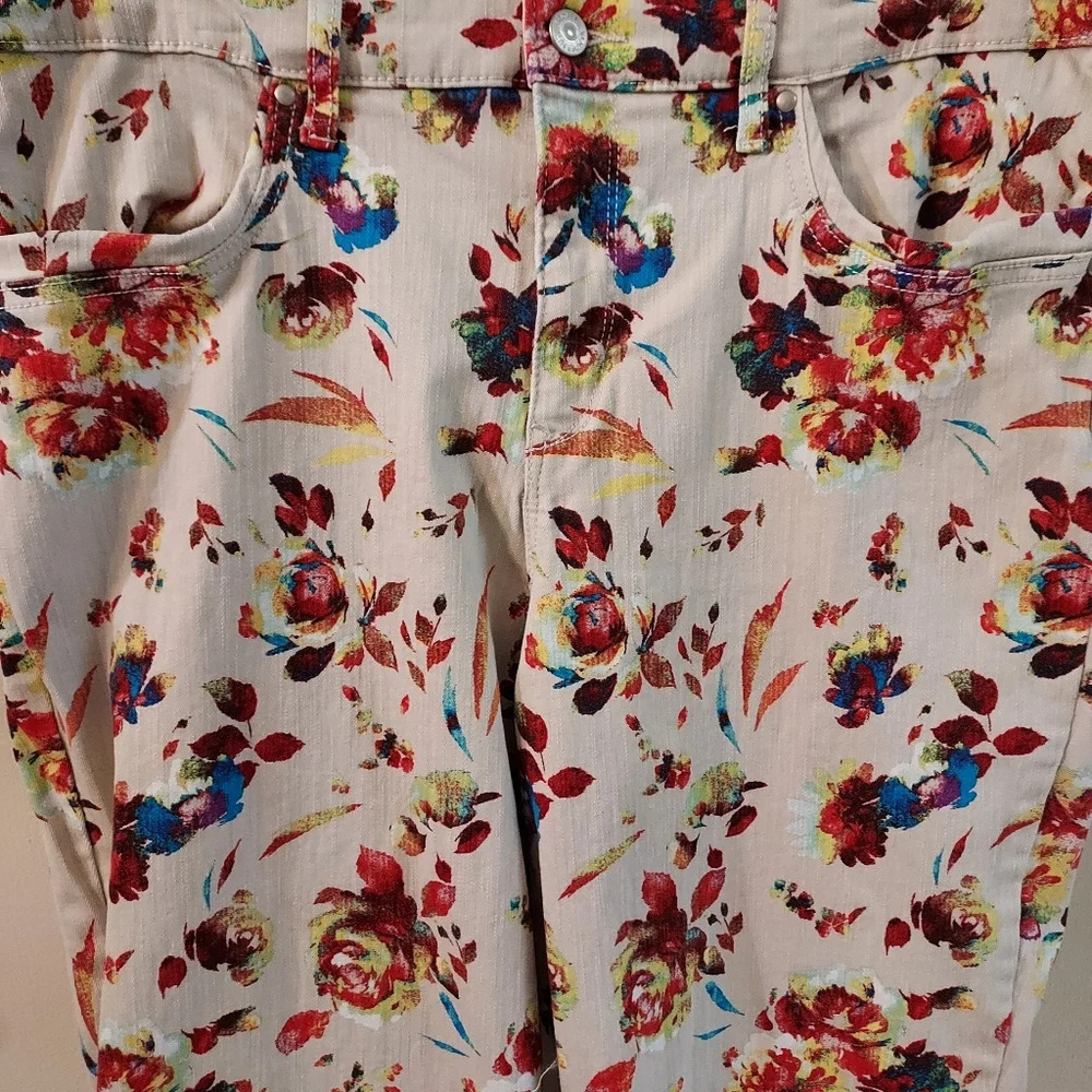 Gloria Vanderbilt Kaia Floral Print Skimmer Shorts in Size 14 - Picture 3 of 10